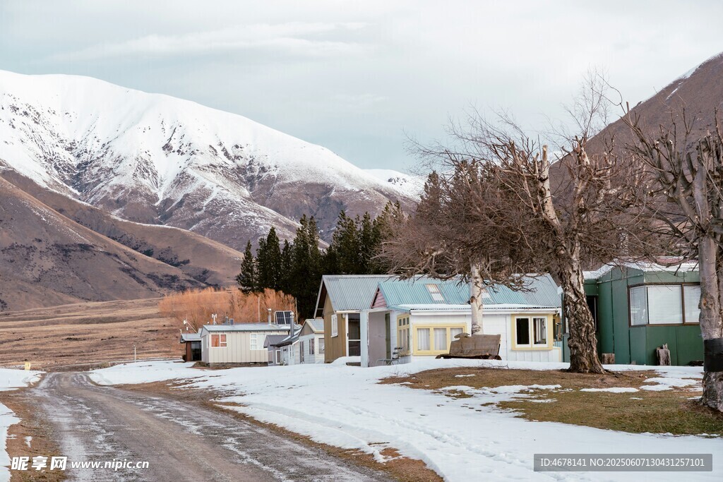 雪山下的宁静乡村小屋