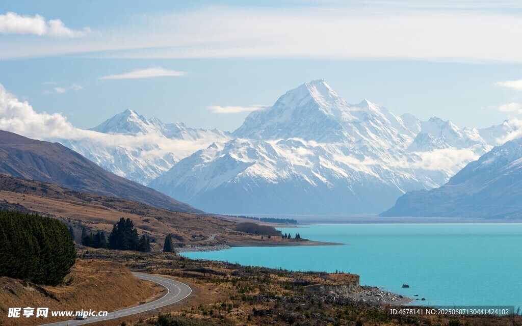 壮丽雪山下的湛蓝湖泊