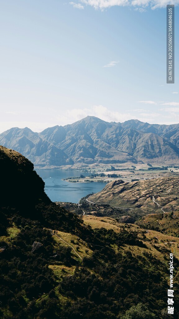 山间湖畔美景