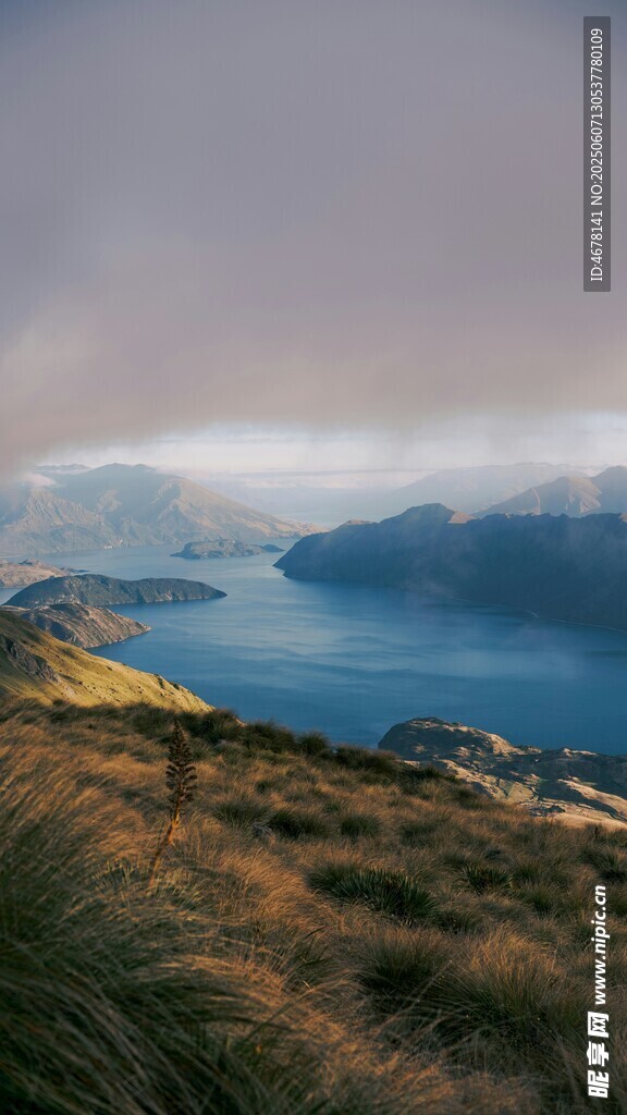 山间湖畔美景