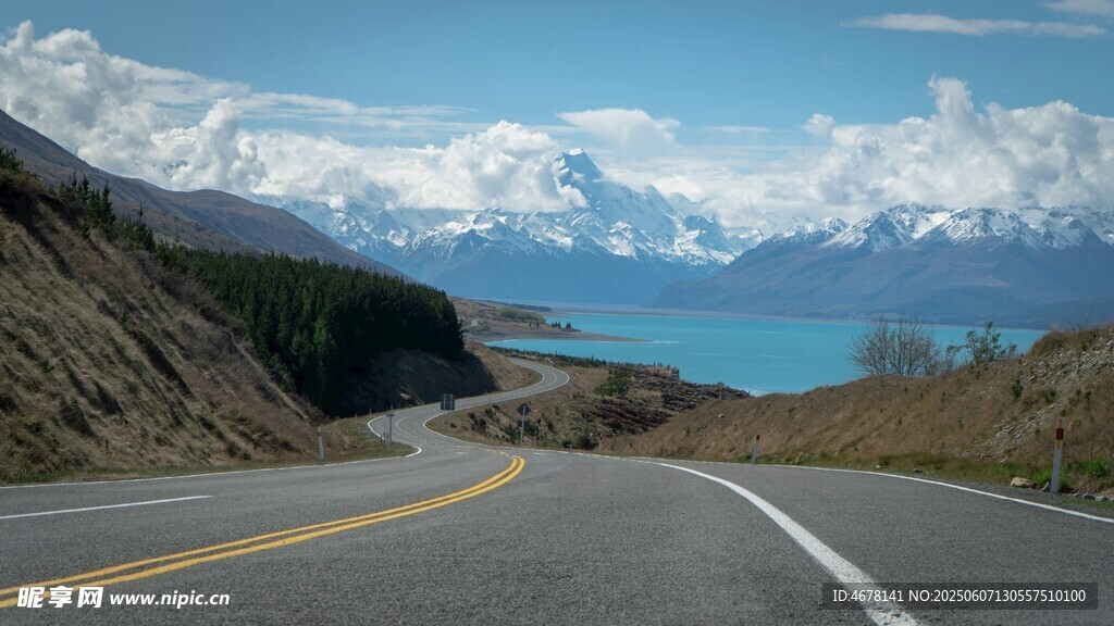 蜿蜒公路旁的壮丽雪山景