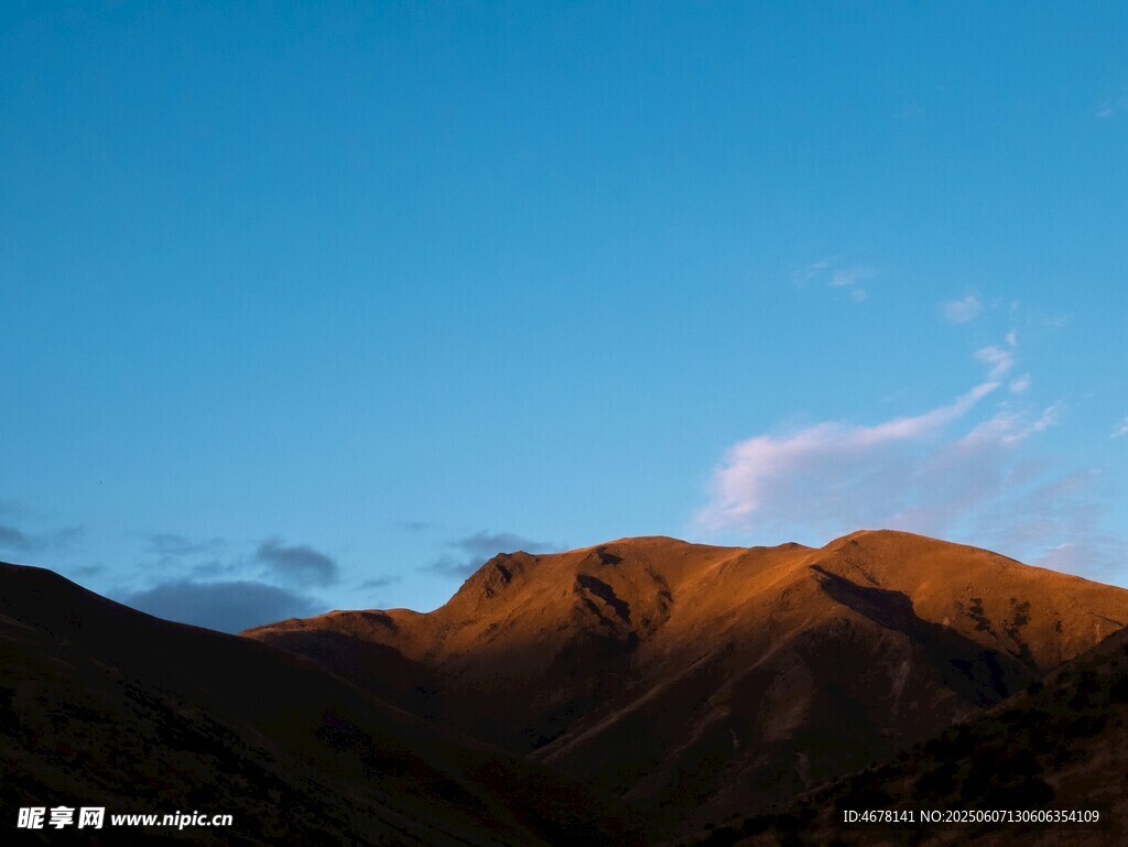 夕阳下的山峦美景