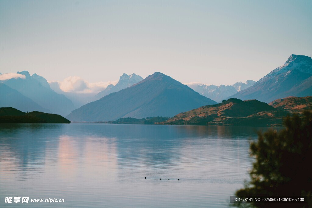 宁静湖景与远处山峦