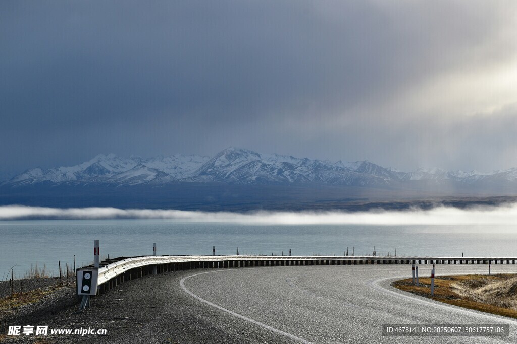 湖畔公路与远处雪山美景