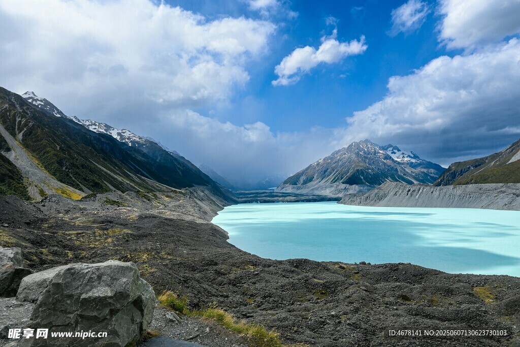 高山下的澄澈蓝湖