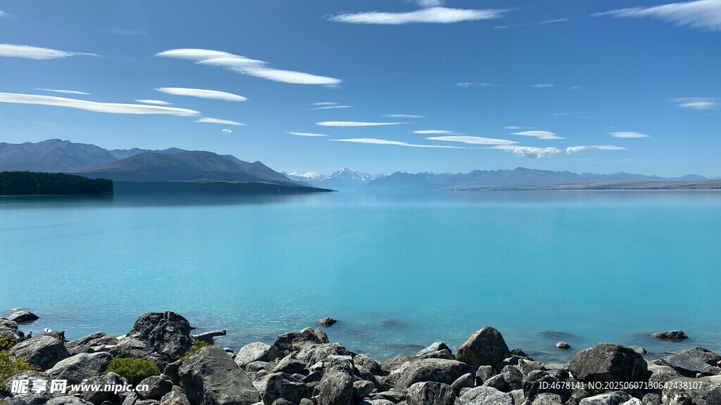 湖畔美景 蓝色湖水与蓝天