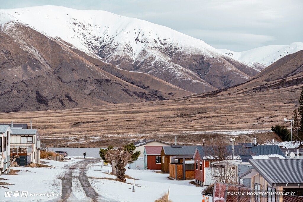 雪覆小镇与远山美景