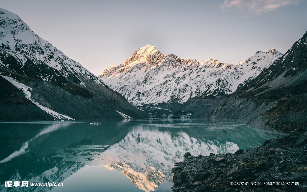 雪山湖泊绝美倒影景观