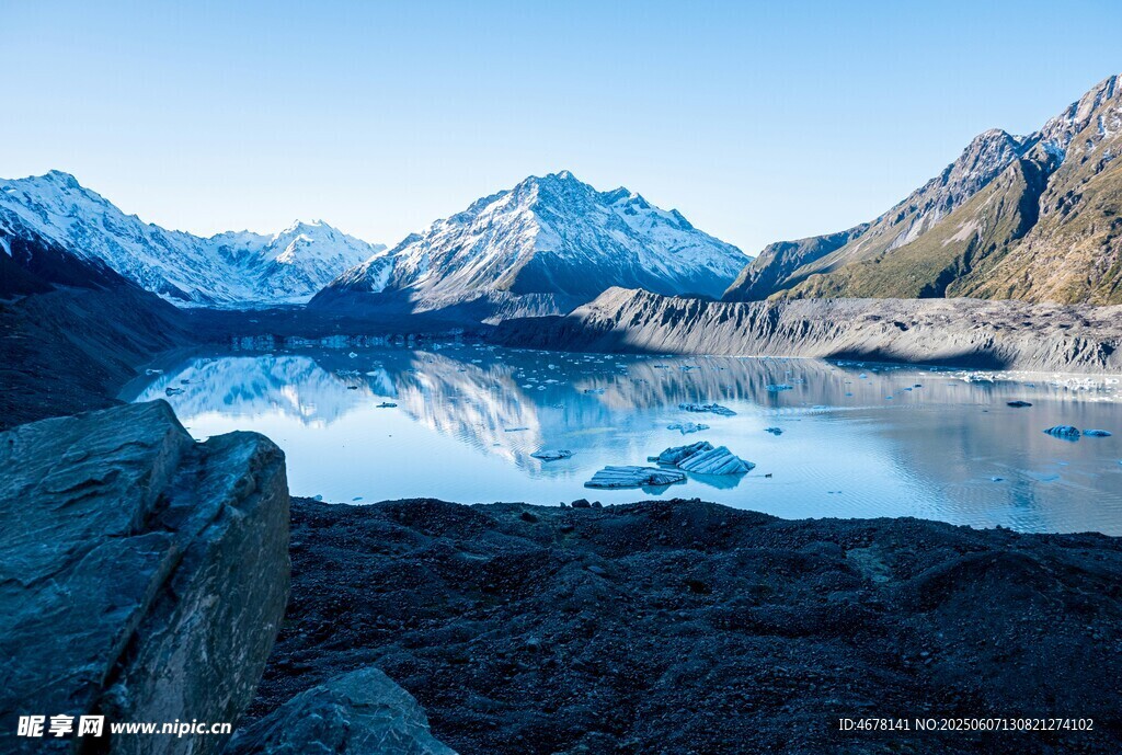 静谧山水间的绝美湖景