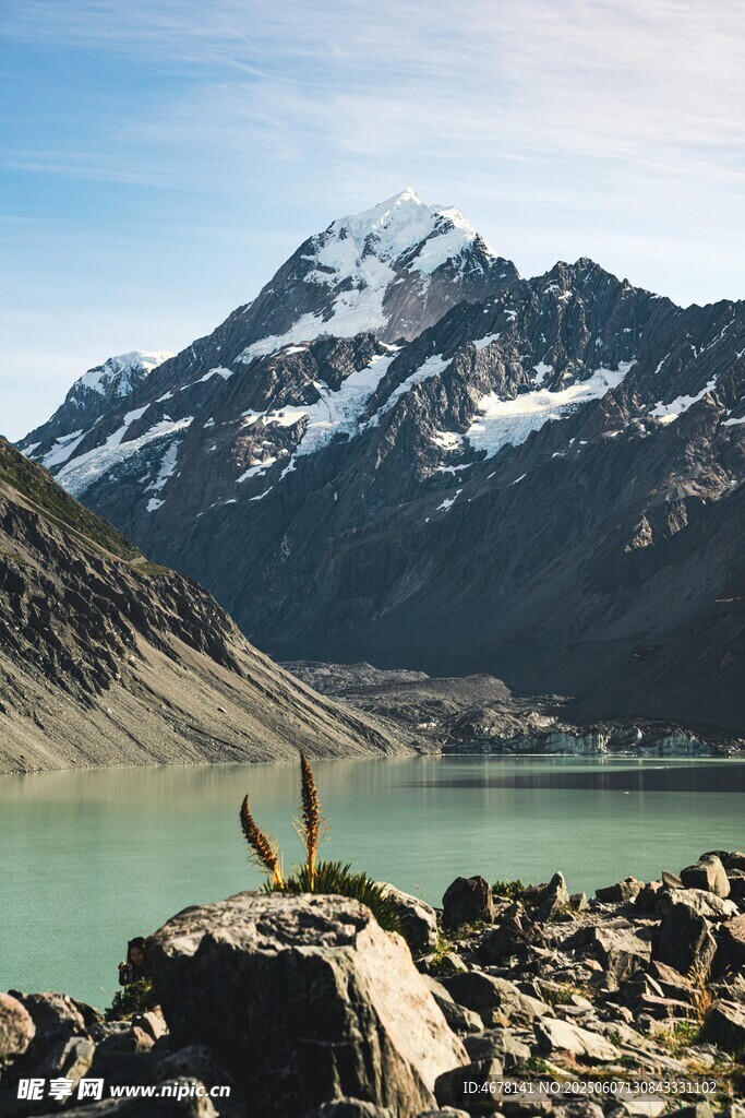 湖畔山景 飞鸟栖于石上