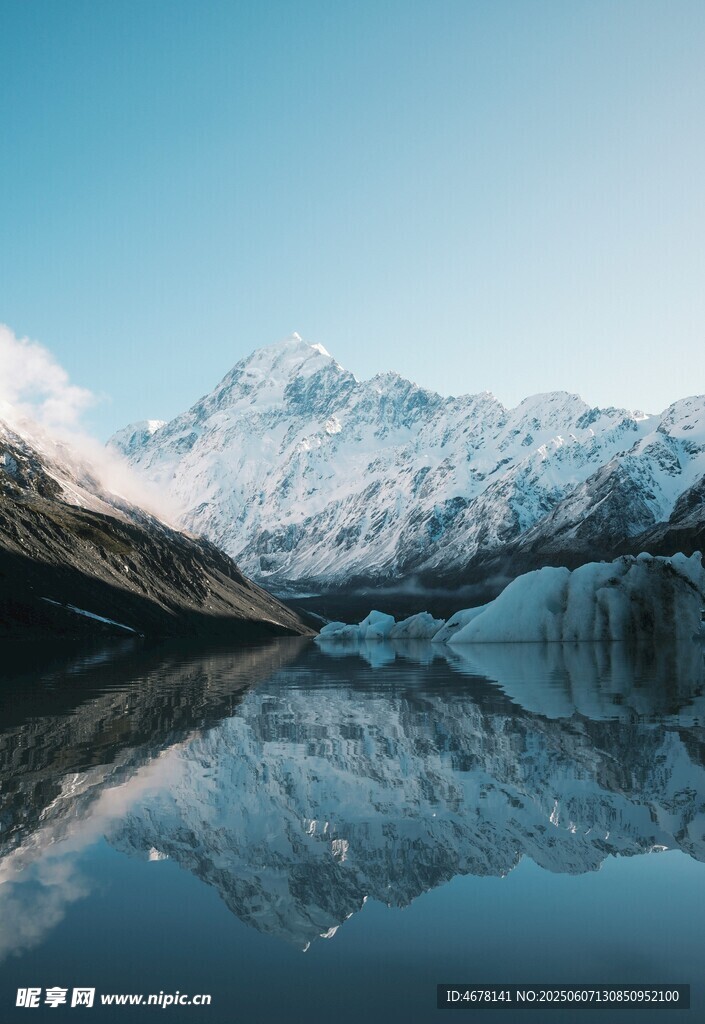 雪山湖泊美景倒影