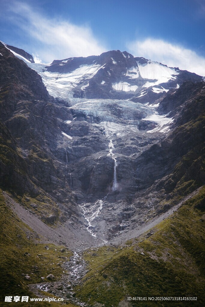 壮丽雪山山谷景观