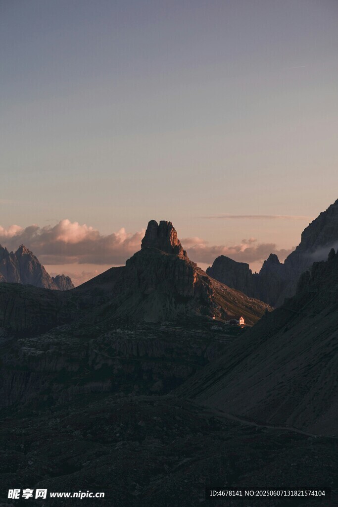 黄昏下的壮丽山峦景色