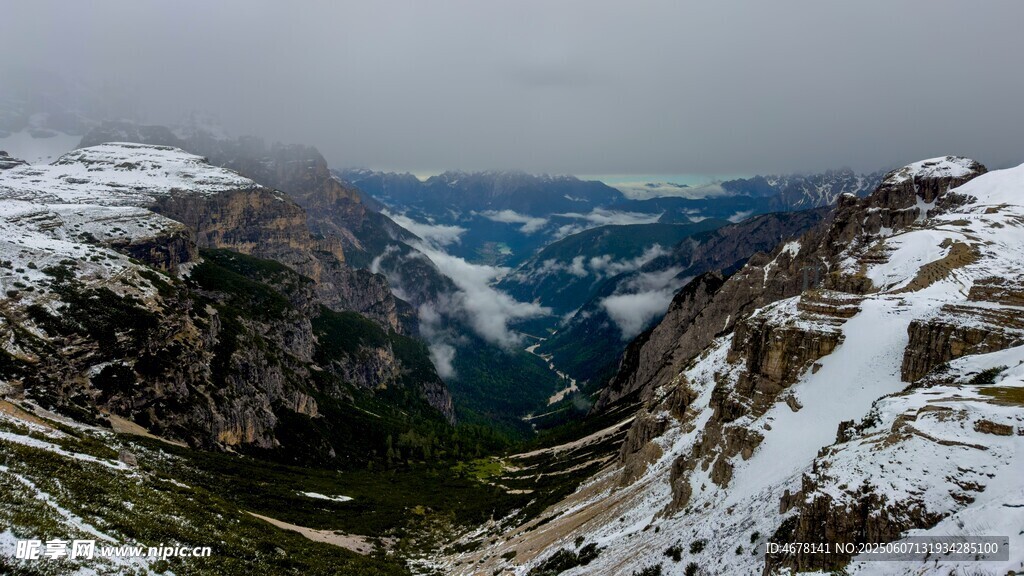 雪山山谷壮丽自然景观