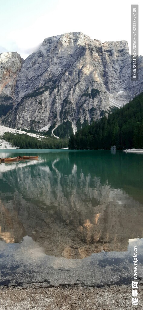 高山湖泊美景