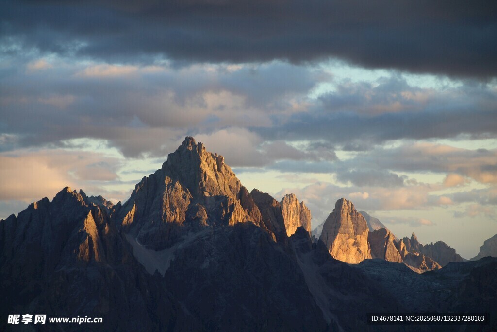 夕阳下的壮丽山峰