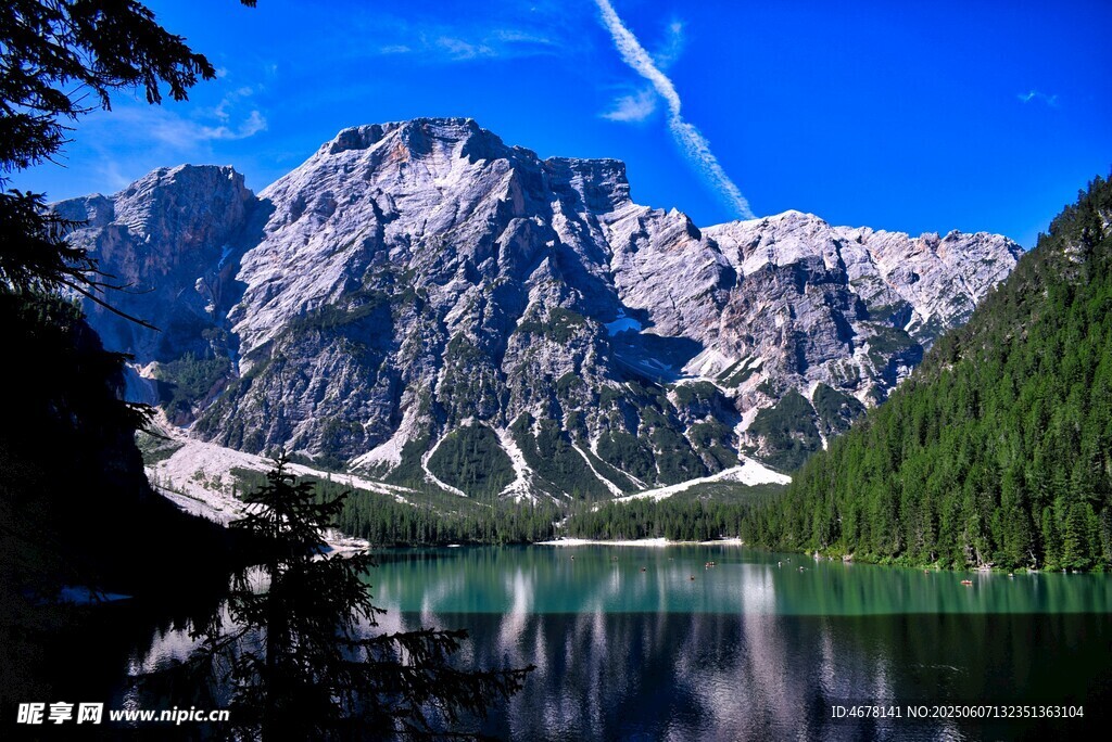 高山湖泊美景