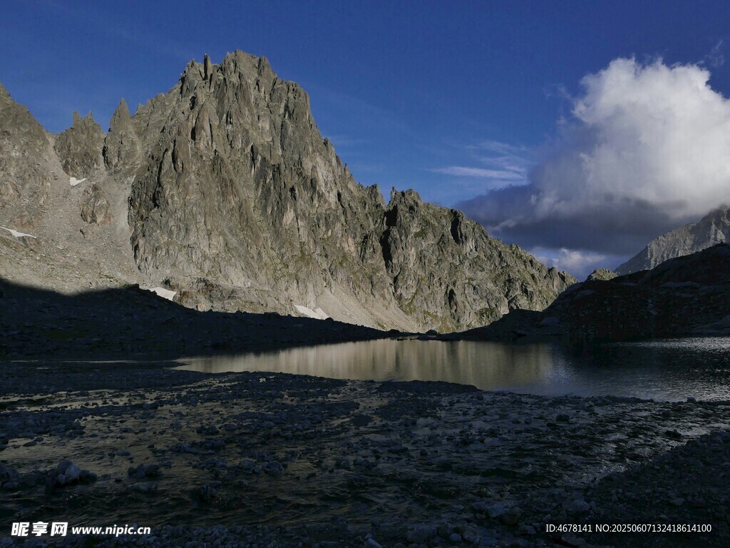 高山湖泊壮丽自然景观