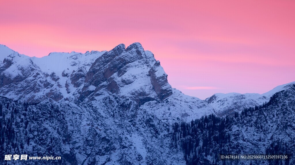 雪山映粉霞壮丽美景