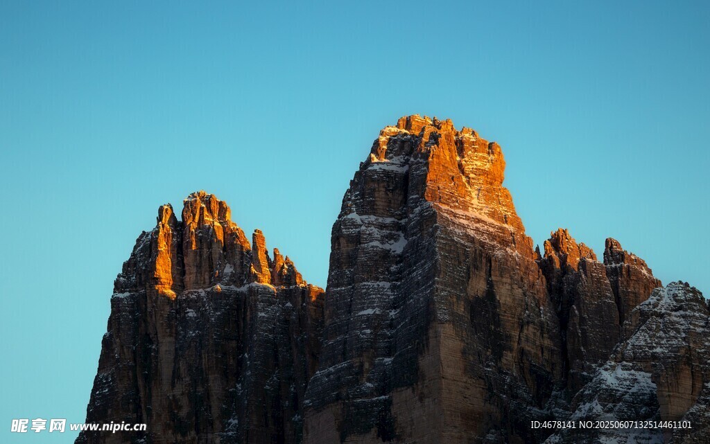 夕阳下的壮丽山峰