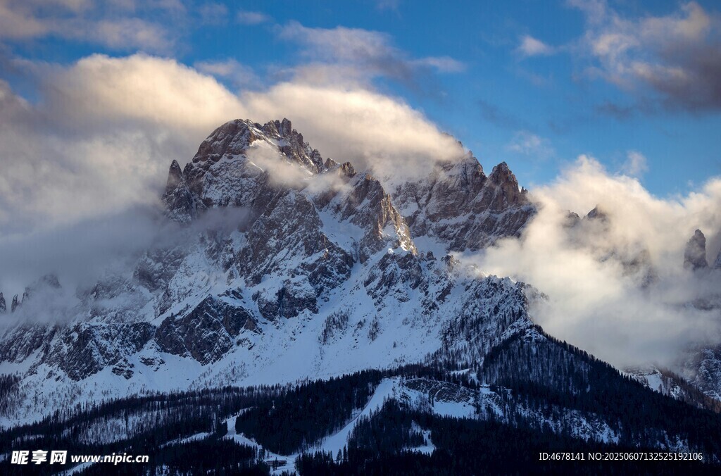 巍峨雪山云雾缭绕美景