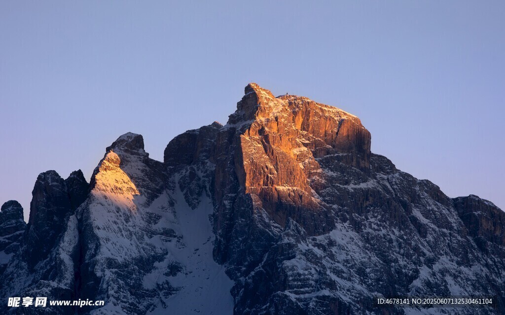 夕阳下的壮丽雪山
