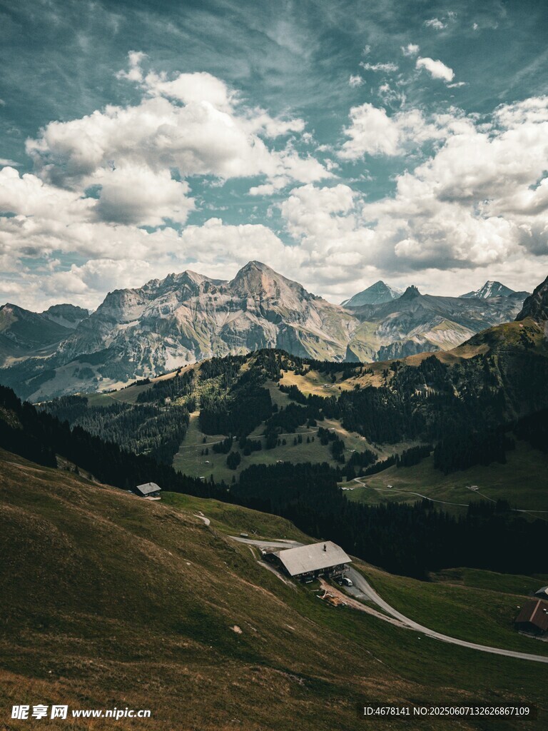山间美景公路蜿蜒于绿野群山