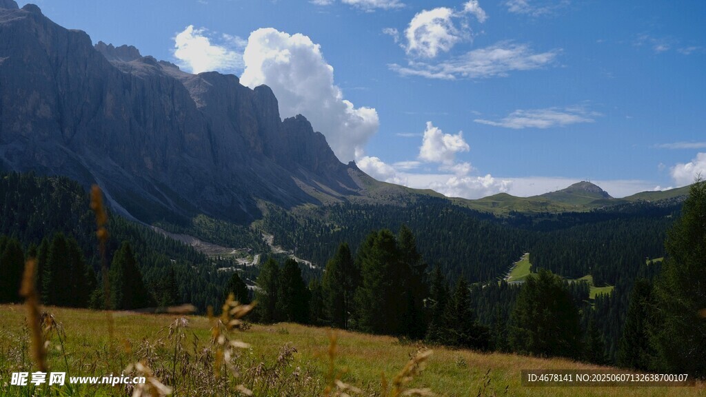 山间美景 蓝天白云草地