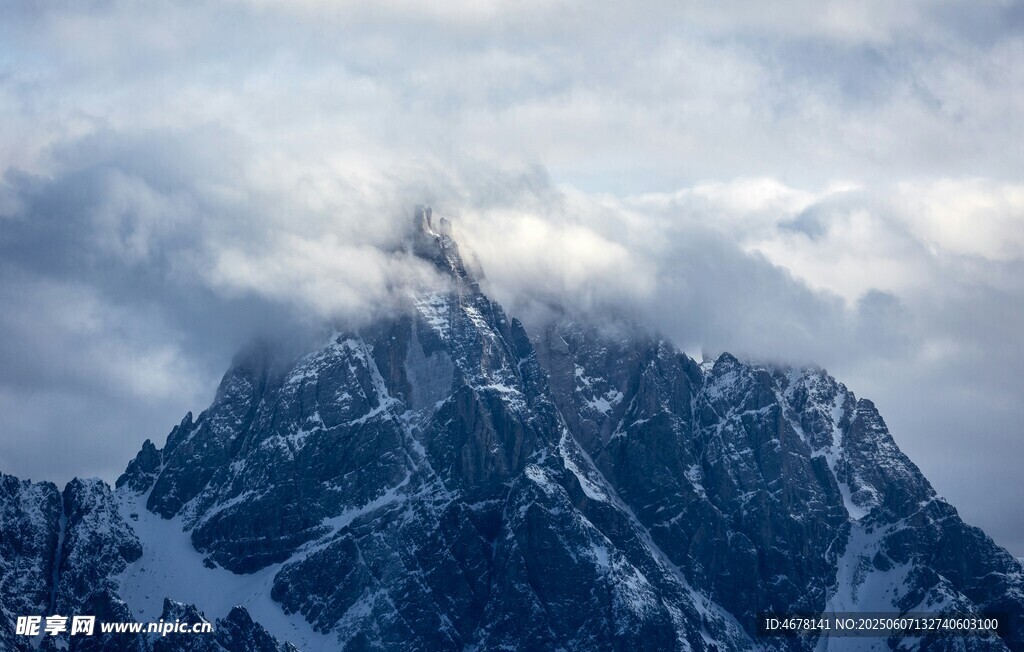 巍峨雪山云雾缭绕