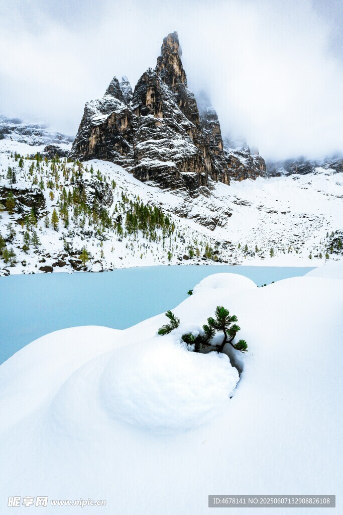 雪山湖泊美景
