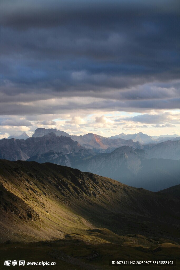壮丽山景云雾缭绕