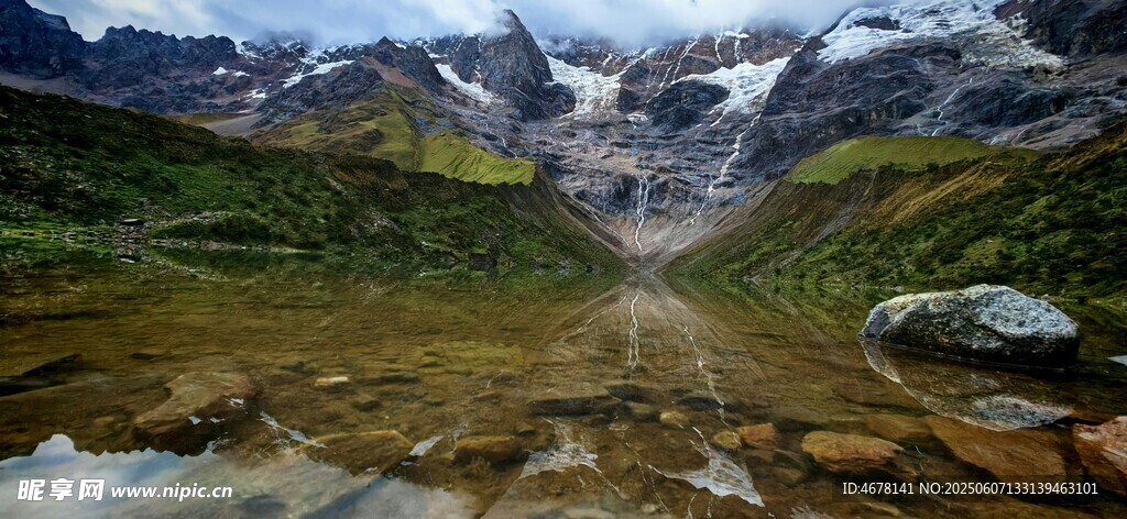 山间清澈水域与远处雪山
