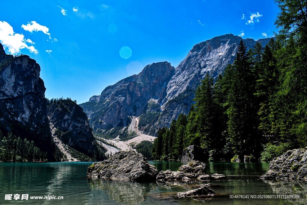 高山湖泊美景