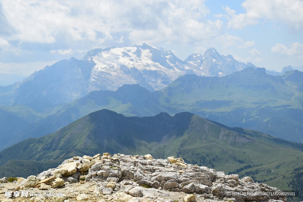 高山之巅壮丽雪山景观