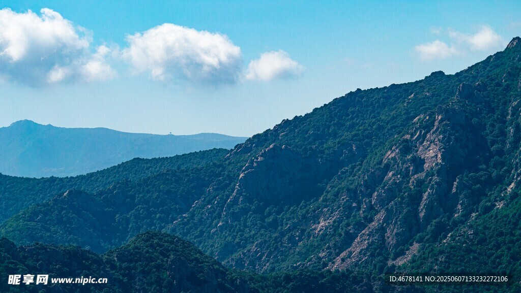 壮丽山峦蓝天美景