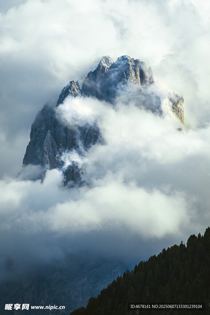 云雾缭绕中的巍峨山峰