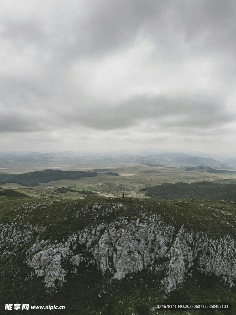 云雾缭绕的山峦景观