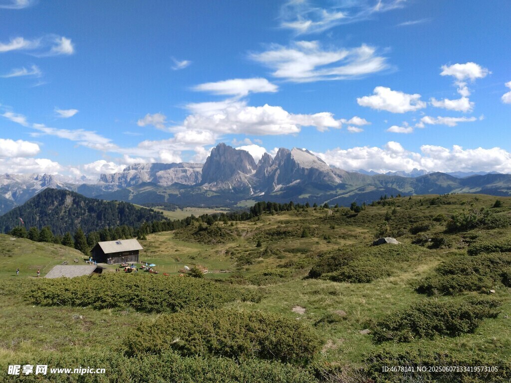 山间美景 小屋与远山