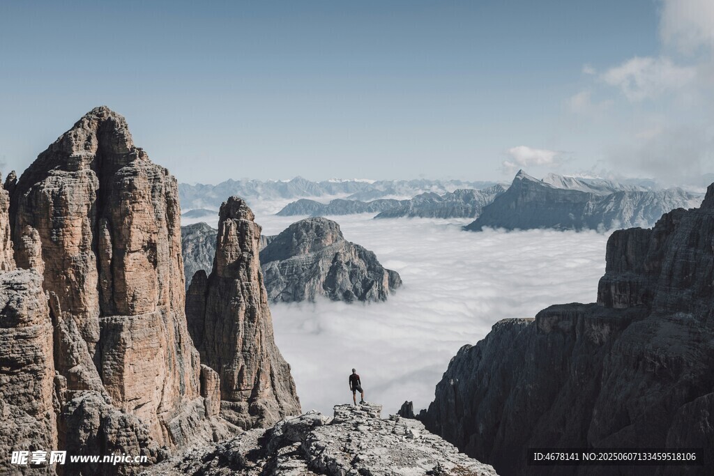 高山云海间的壮丽景致