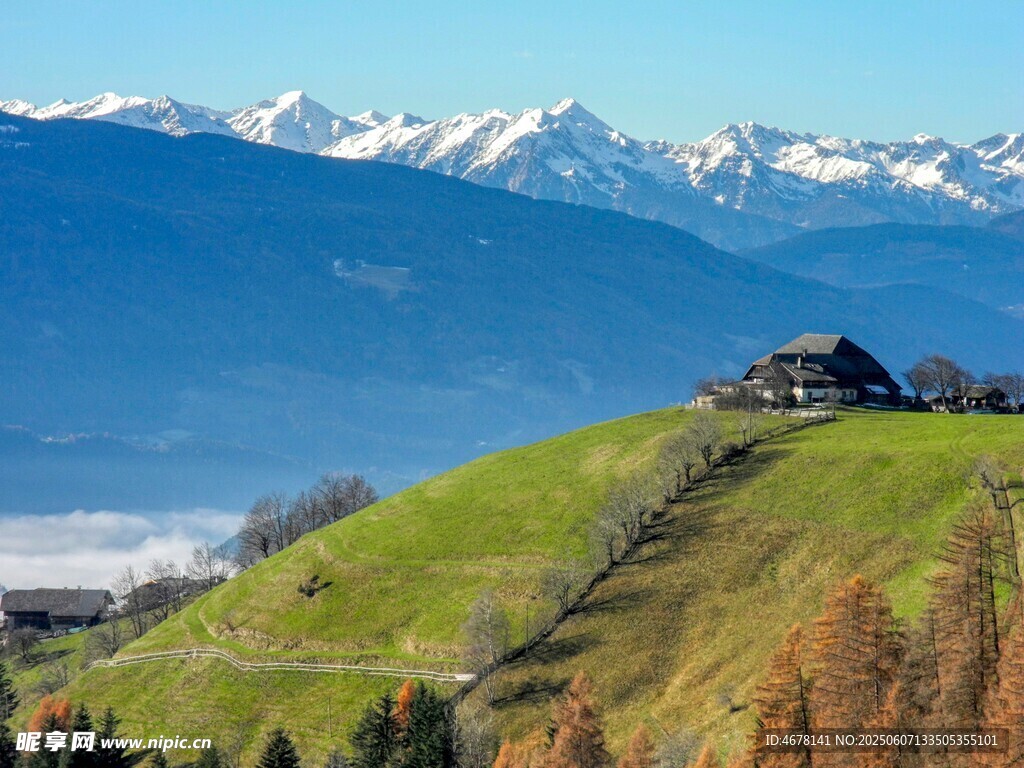 山间小屋与远处雪山美景