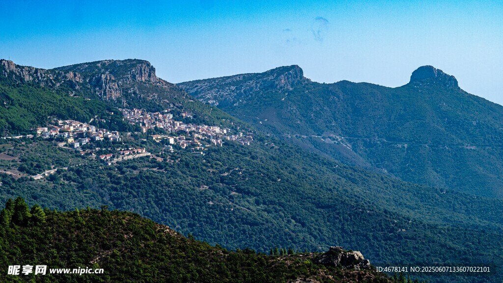 山峦间的村落美景
