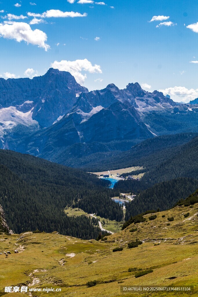 壮美高山草原湖泊景观