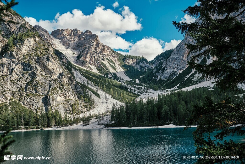 高山湖泊美景