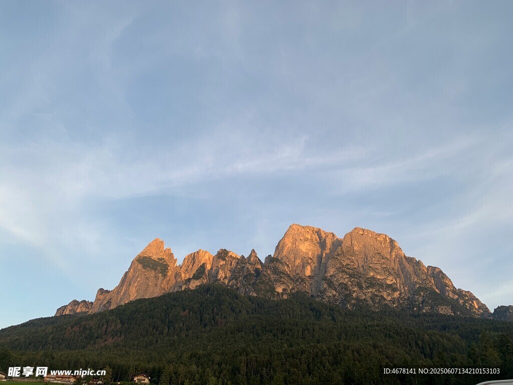 夕阳下的壮丽山峰