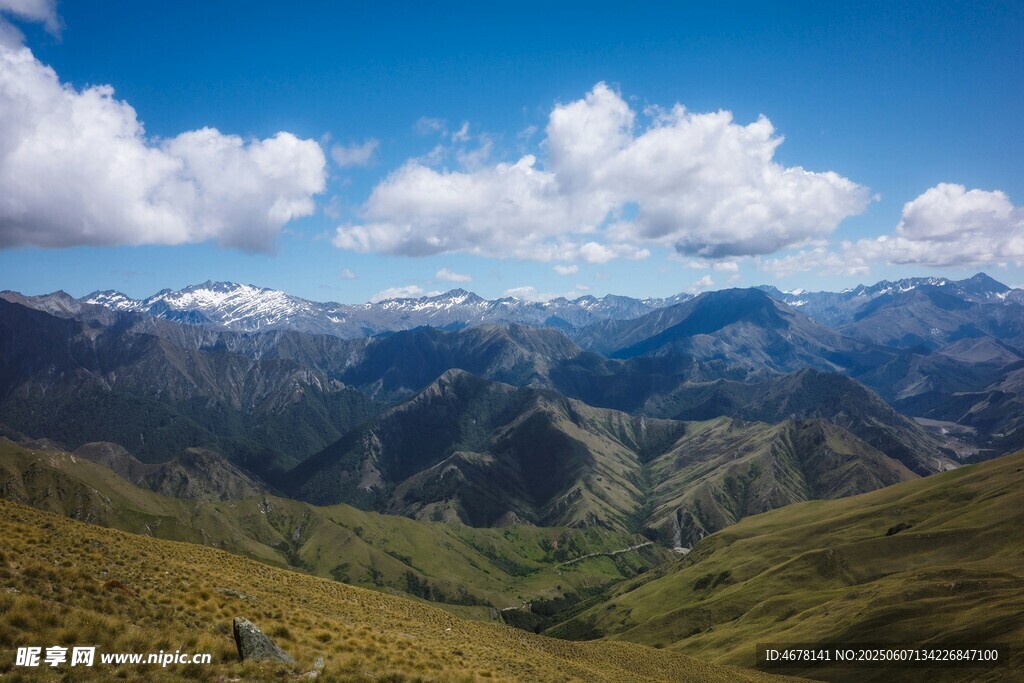 壮丽山峦与蓝天白云美景