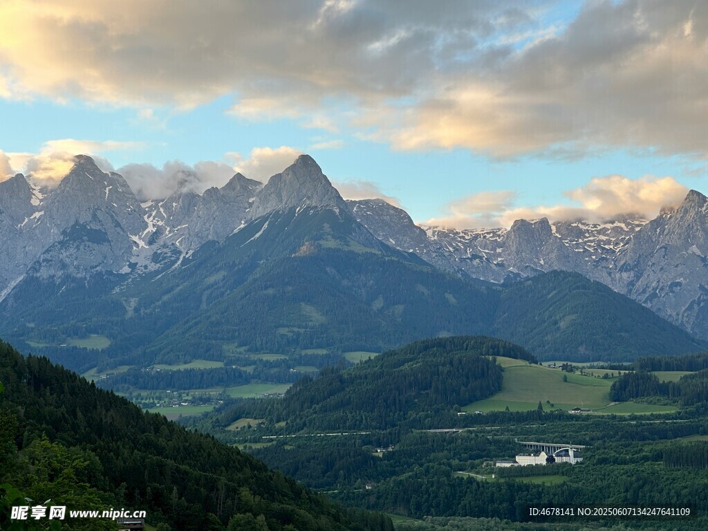 山间美景 夕阳下的壮丽山峦