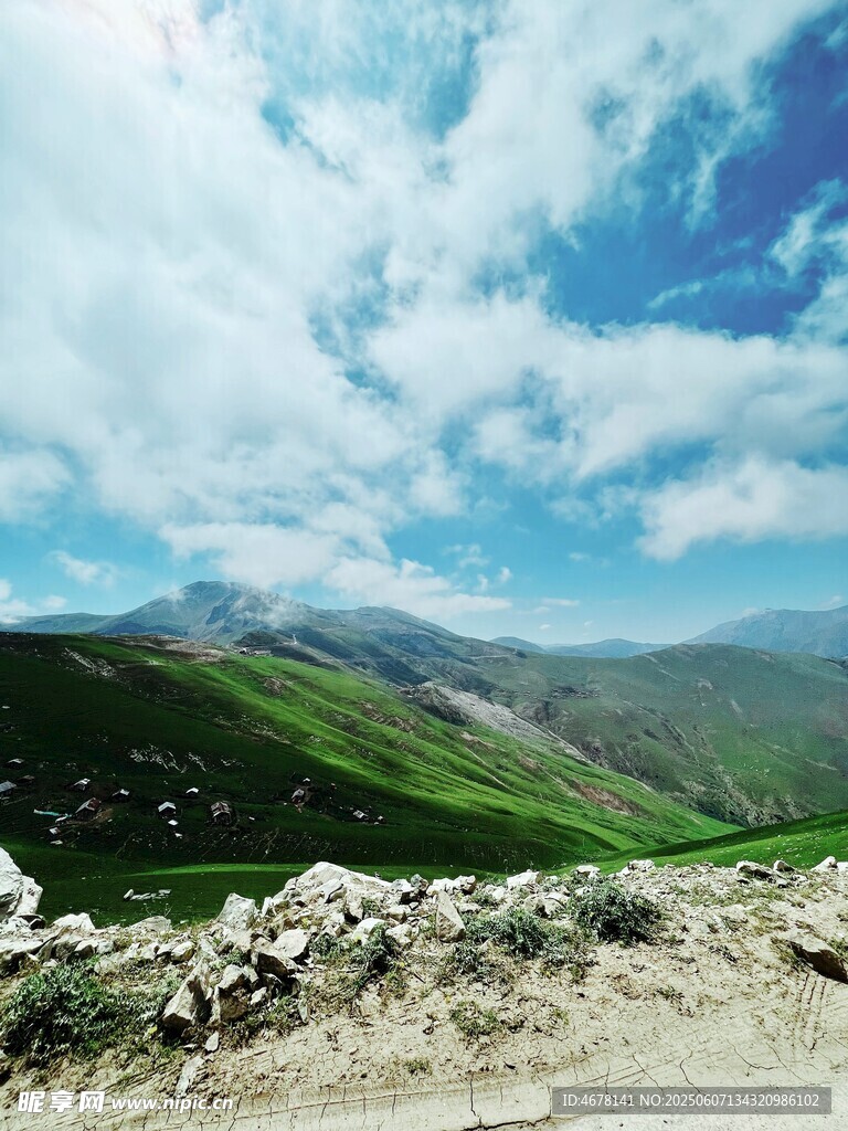 山间美景 蓝天白云绿草