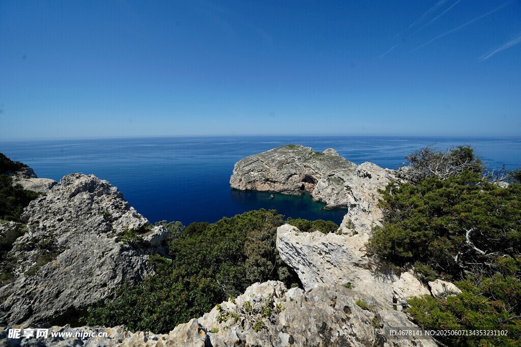 海边嶙峋岩石与蔚蓝大海