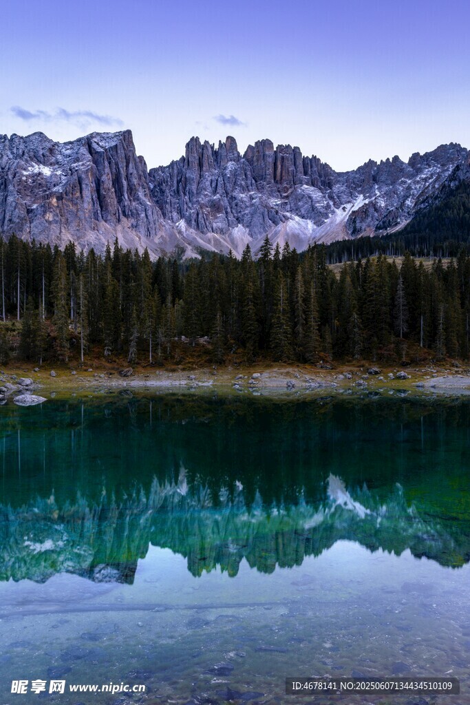 静谧山湖美景