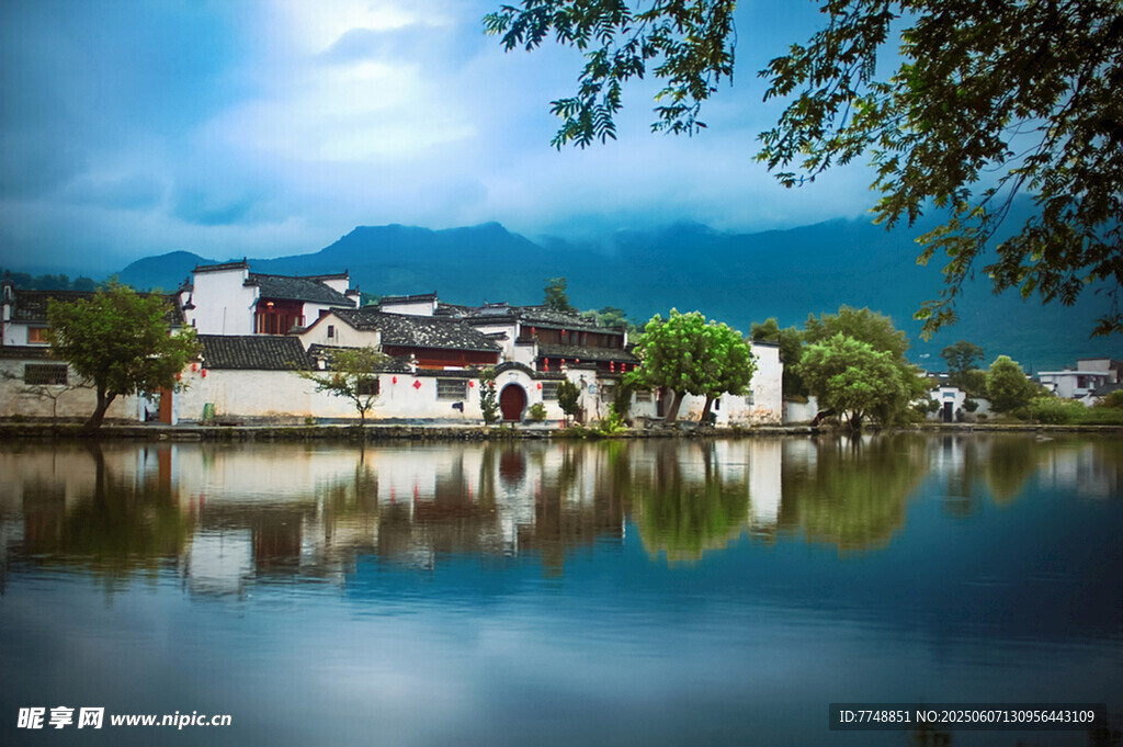 江南水乡宁静湖景村落